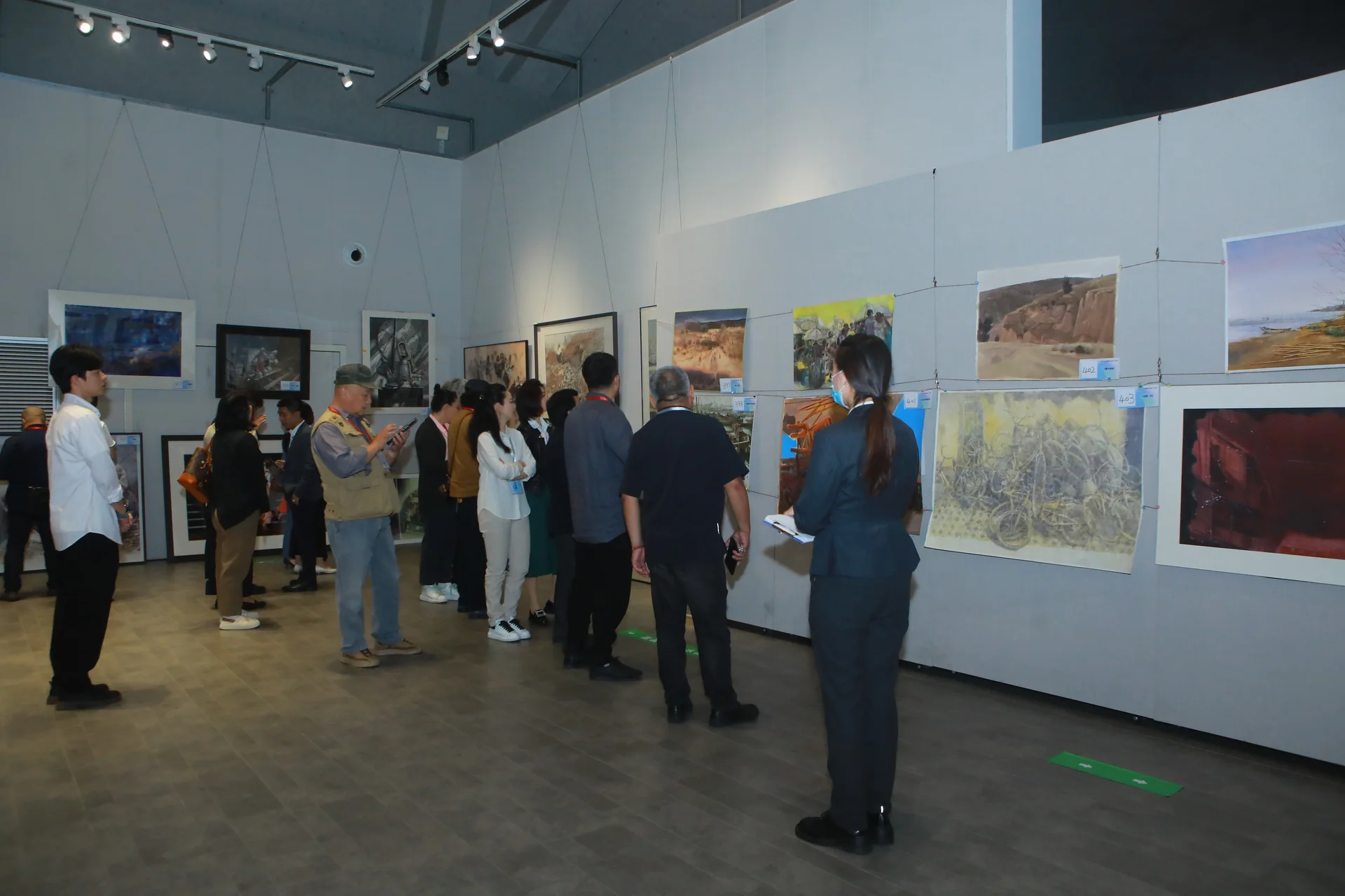 全国少儿教师美术作品展现场图片 3